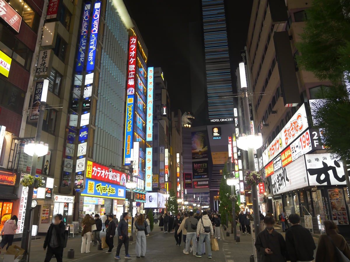 UnseenJapanSite's tweet photo. Kabukicho's Toyoko area has become a gathering spot for Japan's runaways - &amp; a hunting ground for adults who exploit them. Police arrested a 37-year-old man who held a 16-year-old for 20 days and forced her into paid sex with 20 to 30 men. https://t.co/fsMGjkjK2K