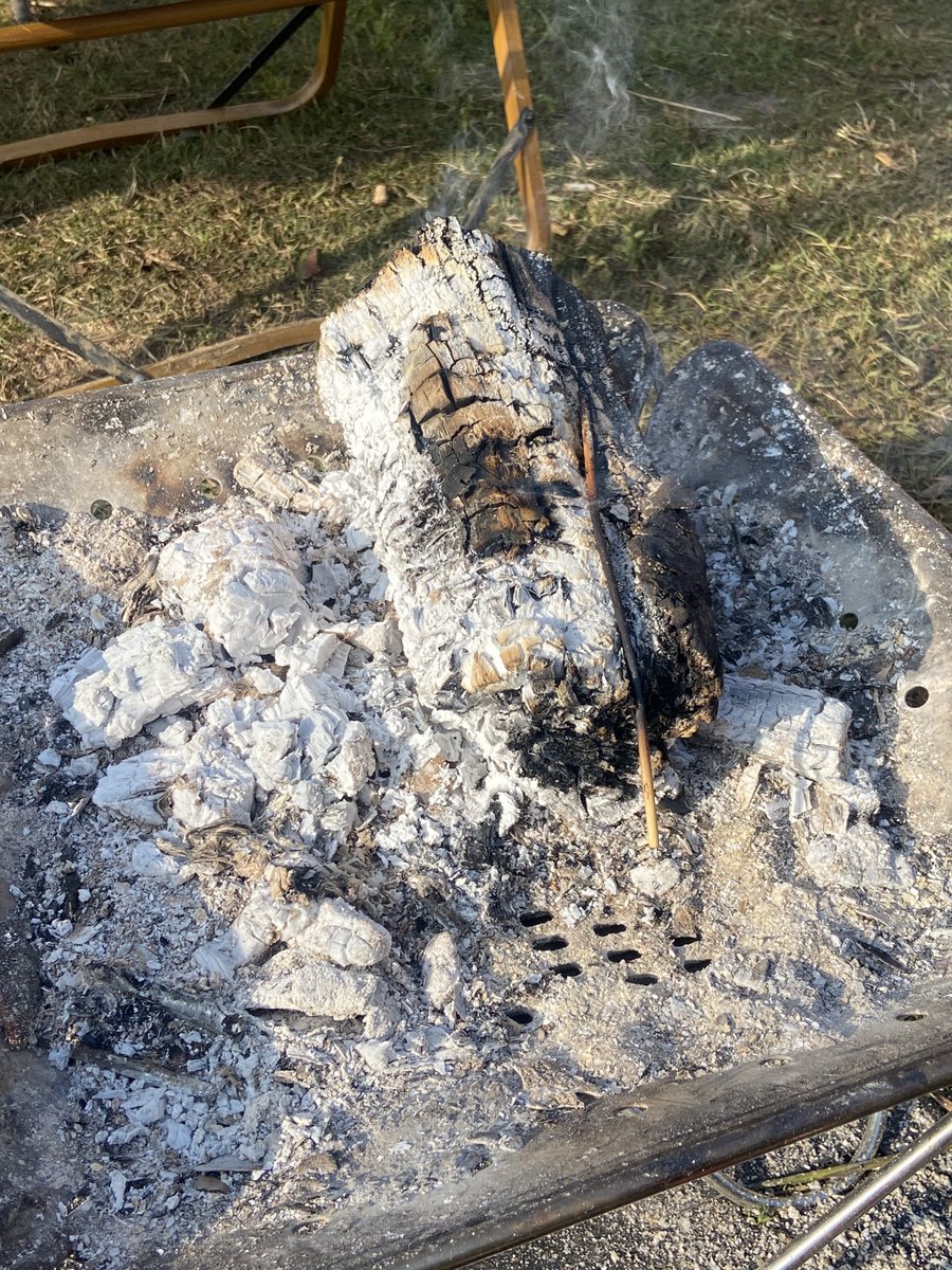 日出后，在火堆旁醒来，一个完整的夜