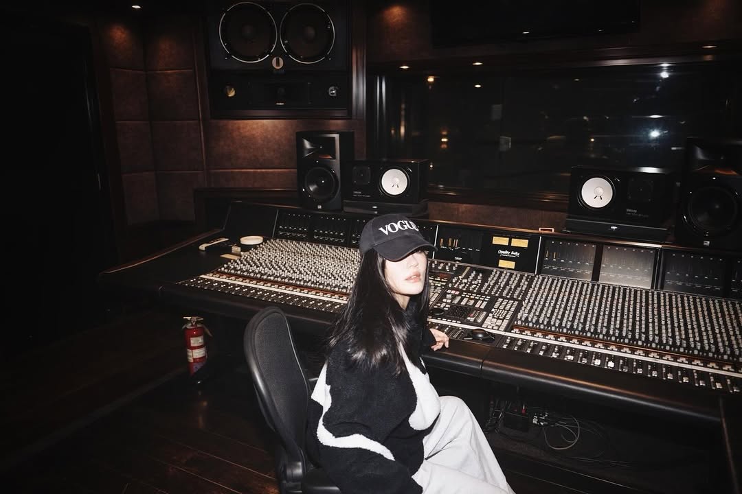 Top10ID_'s tweet image. Agnez Mo update foto terbaru distudio rekaman Los Angeles Amerika, apakah akan ada lagi Internasional baru? Collab dgn siapa?✨

👇 Belanja Murah &amp;amp; Hemat ya Top10ID Shop

collshp.com/top10id

📝Likes, Komen &amp;amp; share ya!
 #Fyp #agnezmo #penyanyi 
 #gointernasional  #singer