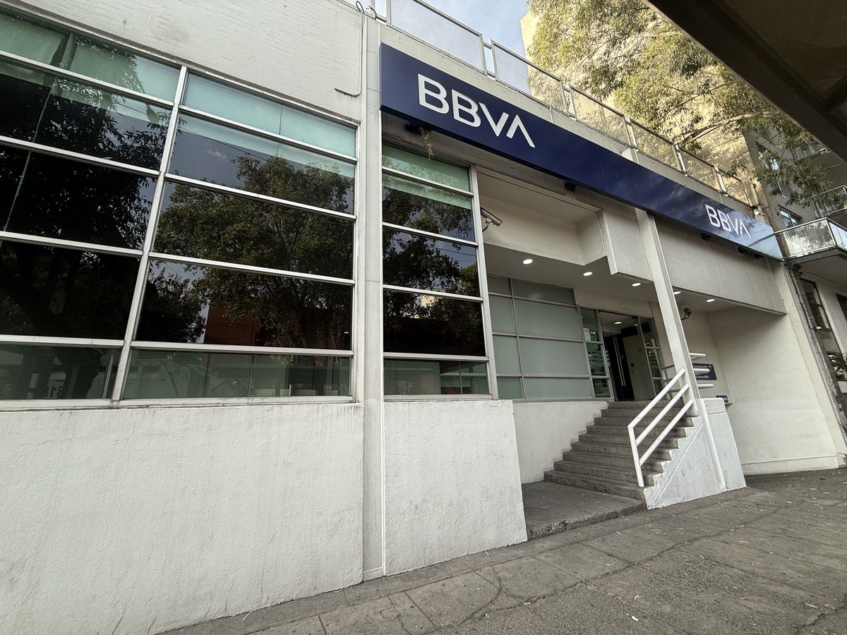 MakiiCor's tweet photo. @adnnoticiasmx #DenunciaCiudadana 
@BBVA_Mex la alarma de esta sucursal se activa de manera constante y tardar demasiado en apagarla. Lleva más de 1 hora sonando y ya sonó 3 veces en la madrugada ¿a dónde se puede pedir ayuda para solucionar esta contaminación auditiva? https://t.co/b8oGnYQRbV