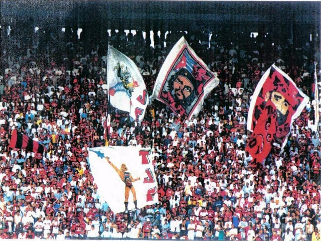 ultras_antifaa's tweet image. #Brazil — An old school photo from the CR Flamengo stands: giant Che Guevara and Fidel Castro flags wave in the crowd.