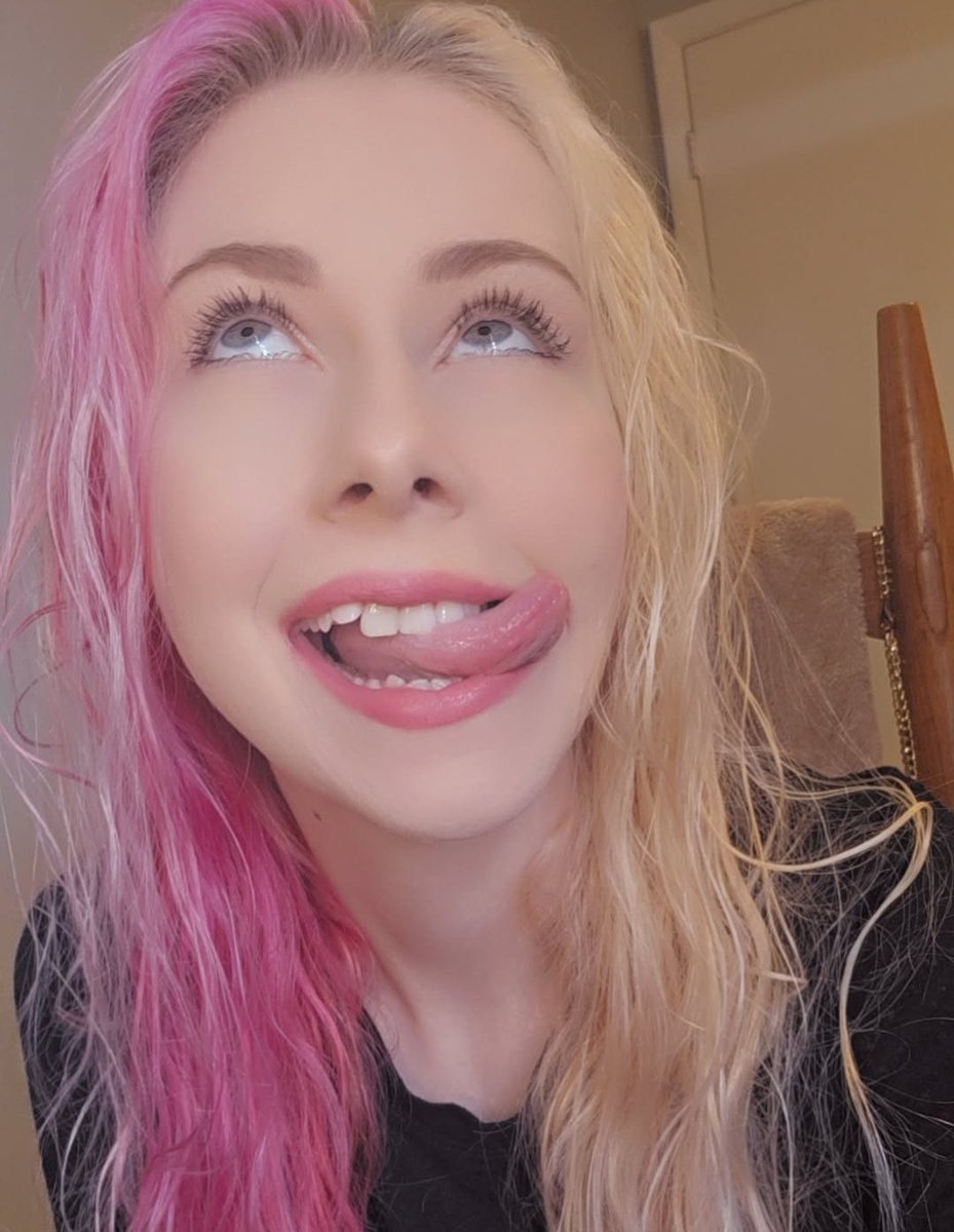 Aphroditelove77's tweet image. #smile #naturalsmile #pinkhair #alt #blueeyes
