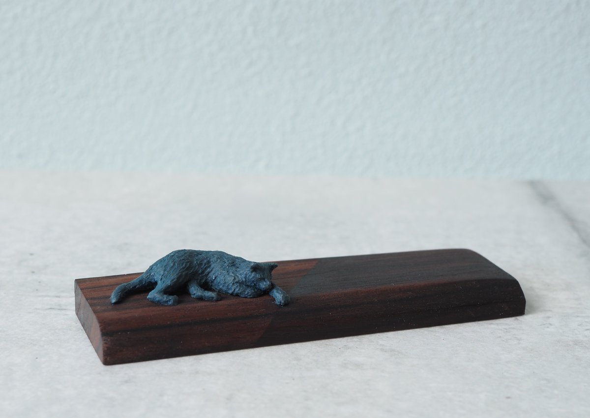 agero94665314's tweet image. 「陽だまり」
H13mm×W77ｍｍ×D24ｍｍ
樹脂粘土　黒檀　油彩

#artwork　
#sculpture
#OguLudens