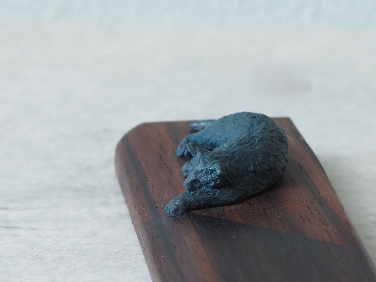 agero94665314's tweet image. 「陽だまり」
H13mm×W77ｍｍ×D24ｍｍ
樹脂粘土　黒檀　油彩

#artwork　
#sculpture
#OguLudens