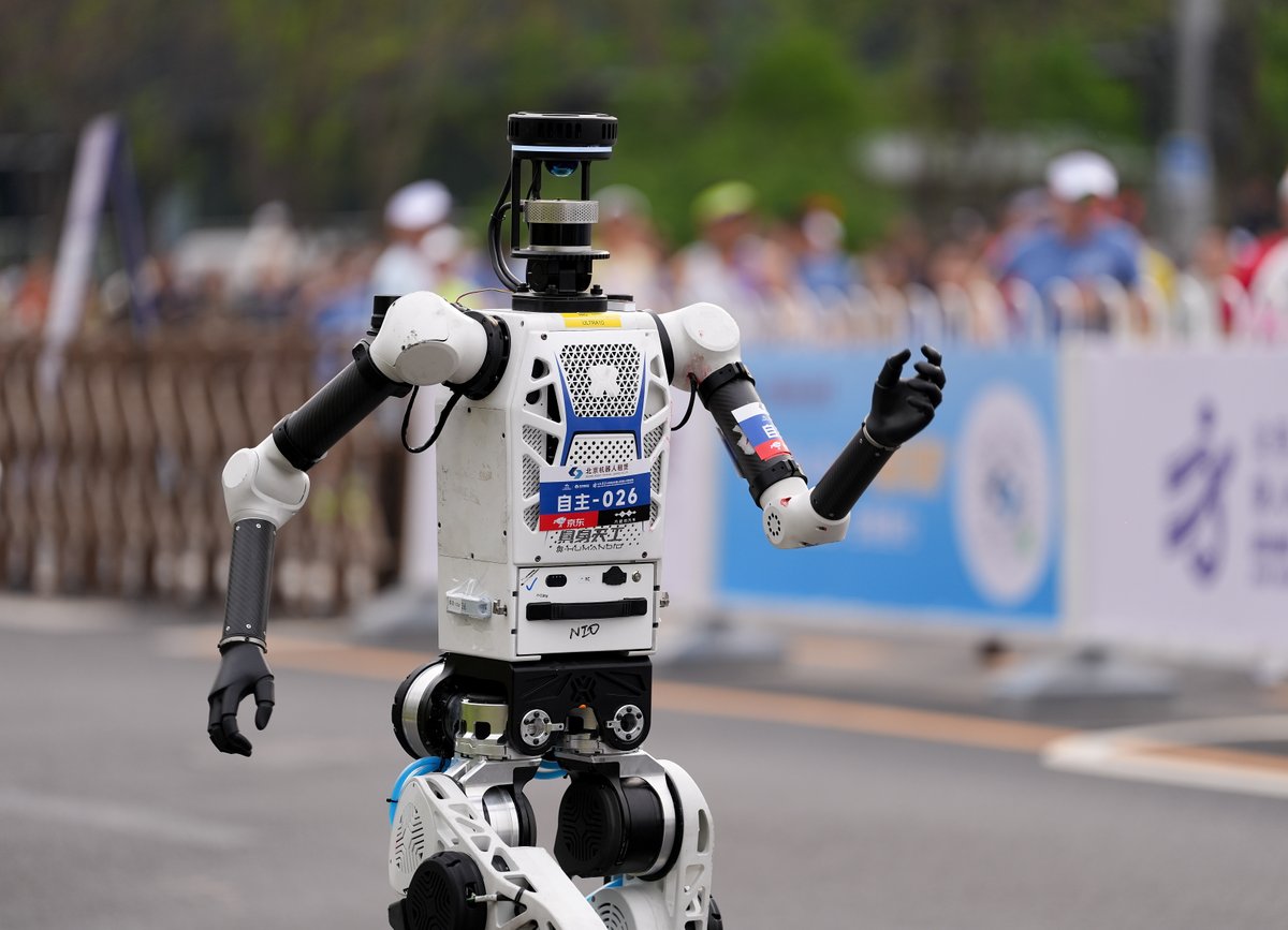 ChinaDaily's tweet image. #Humanoid robots hit the ground running in the #Beijing E-Town humanoid #robot half-marathon on Sunday, competing in both autonomous navigation and remote-controlled categories. #tech #ChinaPath
