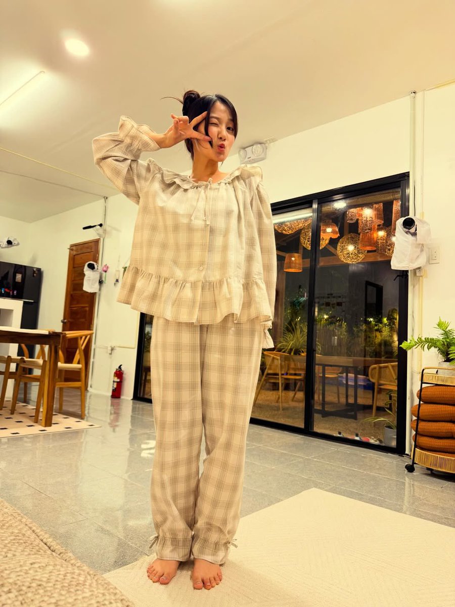 shiningstar0906's tweet image. Fresh off the Sea PD shared more behind the scene photos of Hyeyoon! 😍🩷

#김혜윤 #KimHyeYoon
#FreshOffTheSeaInCalape