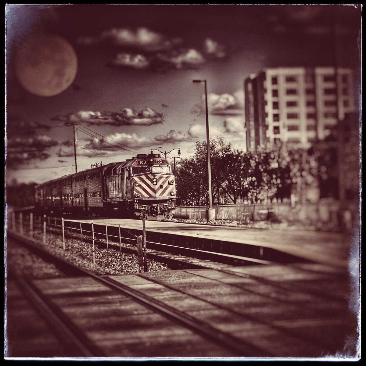 UwU_Ayaka_'s tweet image. Random Old Time Photo 
😵‍💫🫨😲🤨😭🙂‍↔️😅
#RandomPhoto #TrainPhoto #Snapseed #RetroPhoto