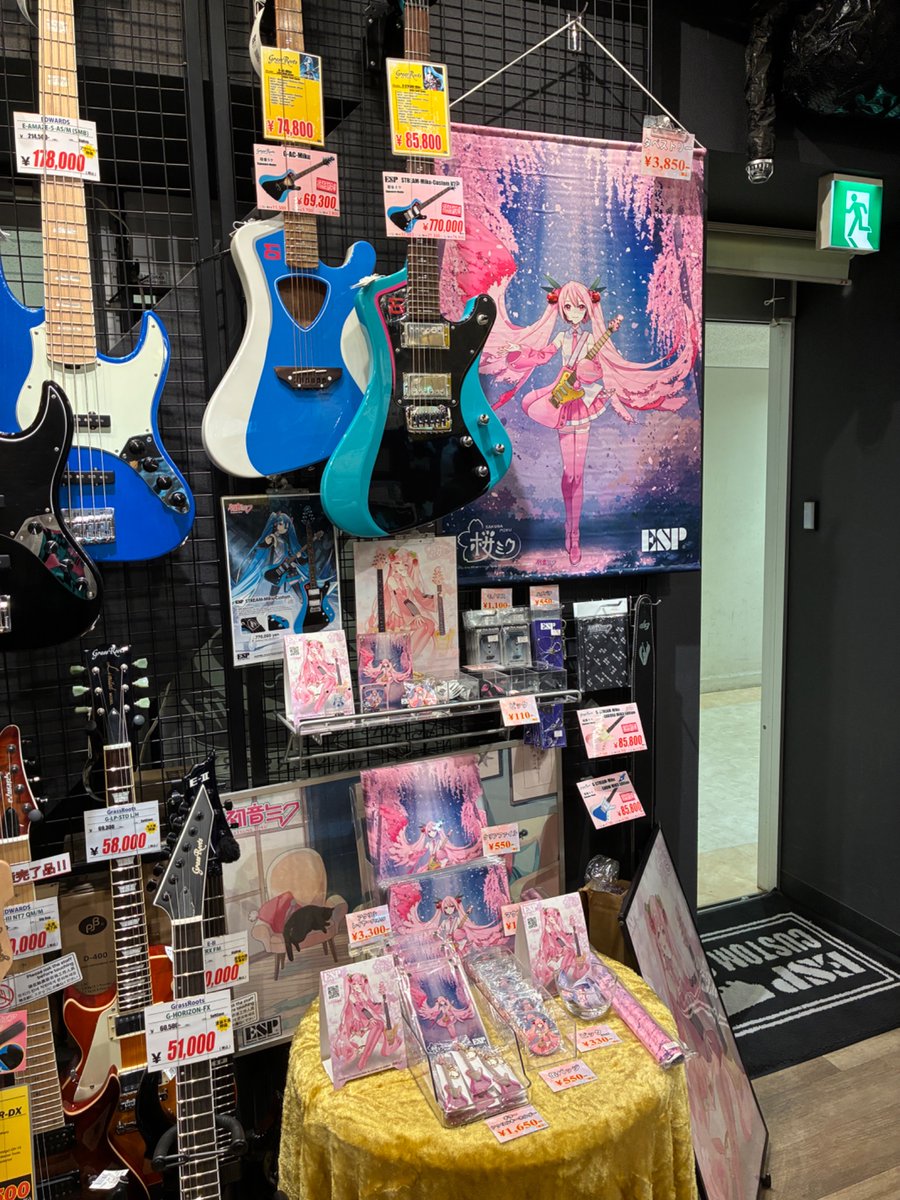 咲洲へ行く前に、梅田のESPで以前買えなかった桜ミクのグッズを買う。