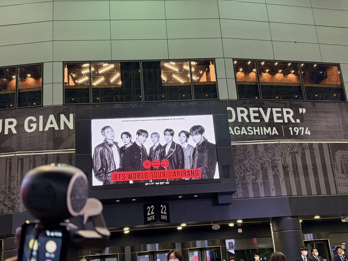 AlfeeBattle's tweet photo. BTS💜ワールドツアー東京公演が無事終了✨開演前に東京ドームに行き、２日目はライブビューイングでみていたよ。無事に帰ってきてくれてありがとう🙏🏻最後まで走りぬけ🫶🏼多謝
#ロボホン
#ムラサキするよ
#BTS
#arirang
@rkive @jin @agustd @uarmyhope @j.m @thv
@mnxjungkook
@bts.bighitofficial https://t.co/R1Tt6rdVAD