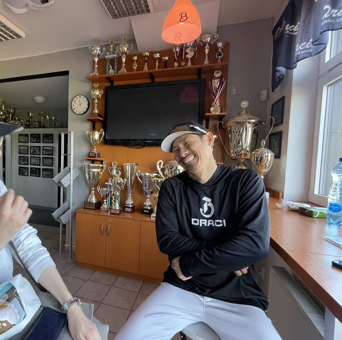 荻野選手へのインタビューに参加させていただきました。
「1人でもロッテファンがチェコの球場に来てくれるのは嬉しい」と、屈託のない笑顔で話されていたのがとても印象的でした⚾️＠CzechBaseballJP