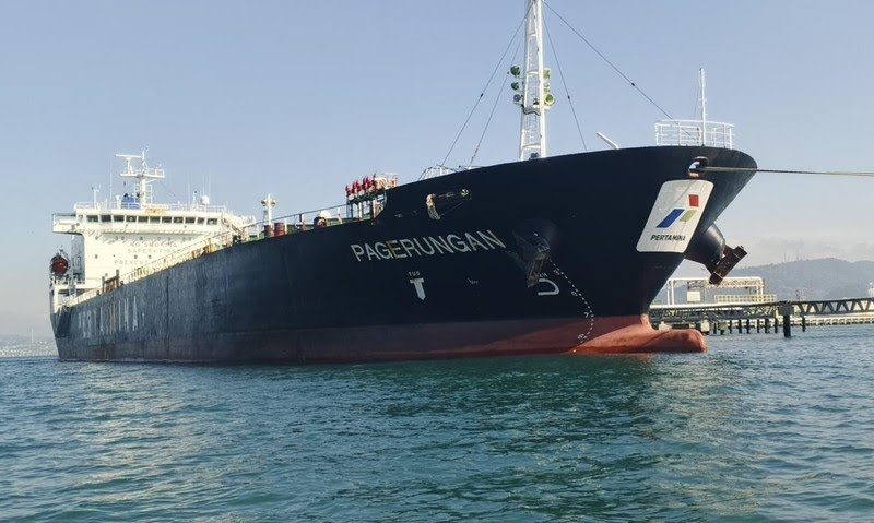 KerjaHasil_id's tweet image. #IndonesiaMaju sudah produksi kapal tanker sendiri. #prabowogibran

PT Pertamina Patra Niaga andalkan 2 kapal buatan PT. PAL Indonesia yakni MT Pagerungan dan MT Pangkalan Brandan untuk menjaga kelancaran pasokan #bbm hingga Timur Indonesia. Kapal sudah beroperasi tahun 2015.