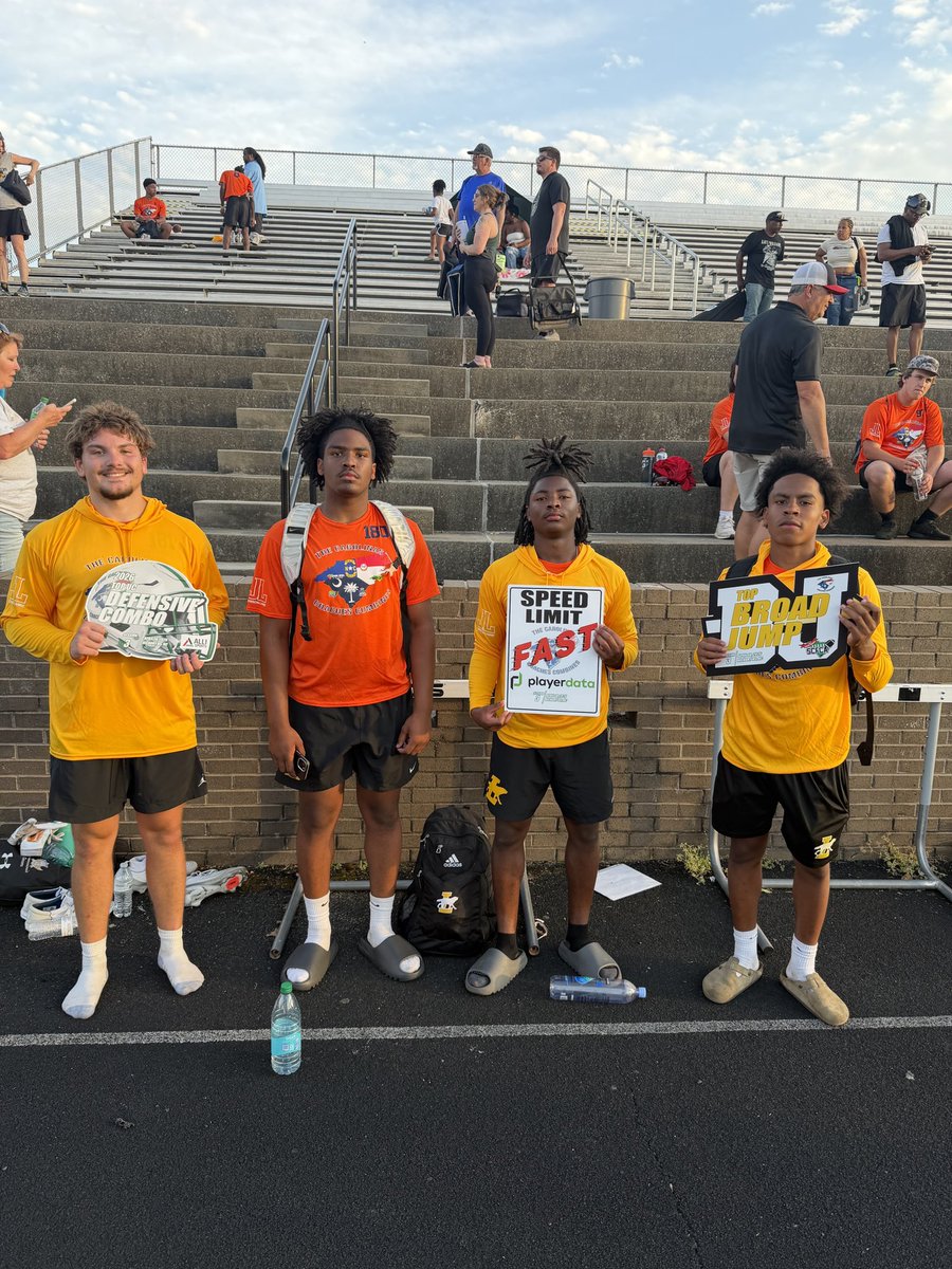 LincolntonFB's tweet photo. Some of our Underclassman Ballin at the Carolina Coaches Combine today! 🏈

#WolfWay🐺

@PeytonGrooms14 @jero_t12 @lynchboy3 @caedon_cash

@CoachesCombines https://t.co/sraqx8Fbyl