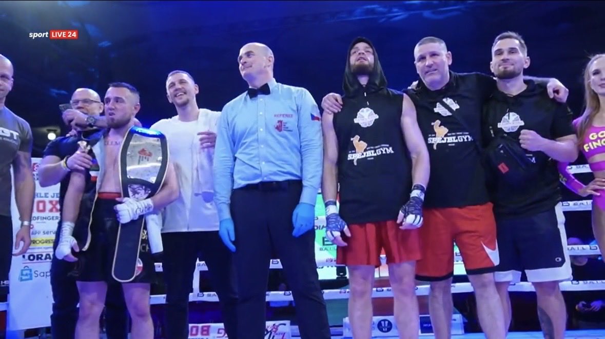 PTrbusek's tweet photo. Pavel Albrecht obhájil pás super střední váhy ČR 🏆

Kurva ale Patron boxing by měli udělat něco se starty eventů. Končit v 1:30 je nelidský. Lidi na hlavní taháky musí být otrávení a plno jich odejde. Nechápu, proč nezačínají v 17:00 😴
#PatronBoxing #TheRingLucerna https://t.co/Pv2K0KaHJC