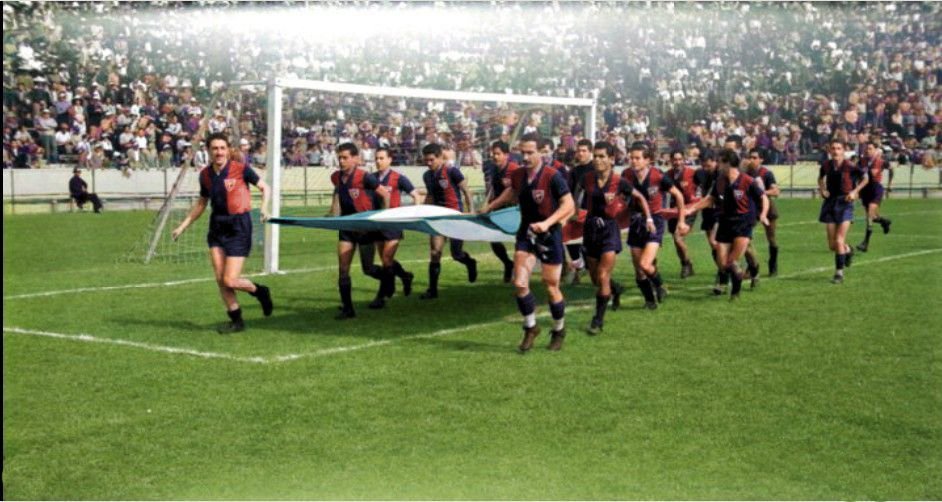 Felicidades al club de futbol Atlante.

110 años.

Y con motivo de este aniversario les voy a compartir algunas fotos he colorizado del equipo del pueblo. 
Como esta que frente al independiente argentino salieron con una bandera argentina a la cancha de juego. 
Circa 1948.