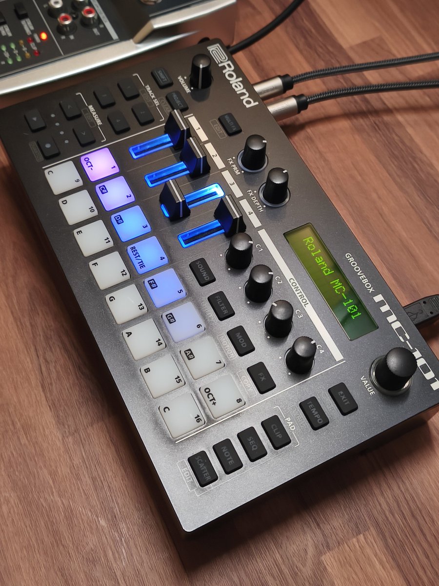 nonbiriyasan_07's tweet image. #Roland #mc101
久しぶりにMC-101触ったけど小さくていいね。ミニマルテクノならMC-101の4トラック制限が“引き算の美学”にハマるよね🎚️🎛️🤤👍