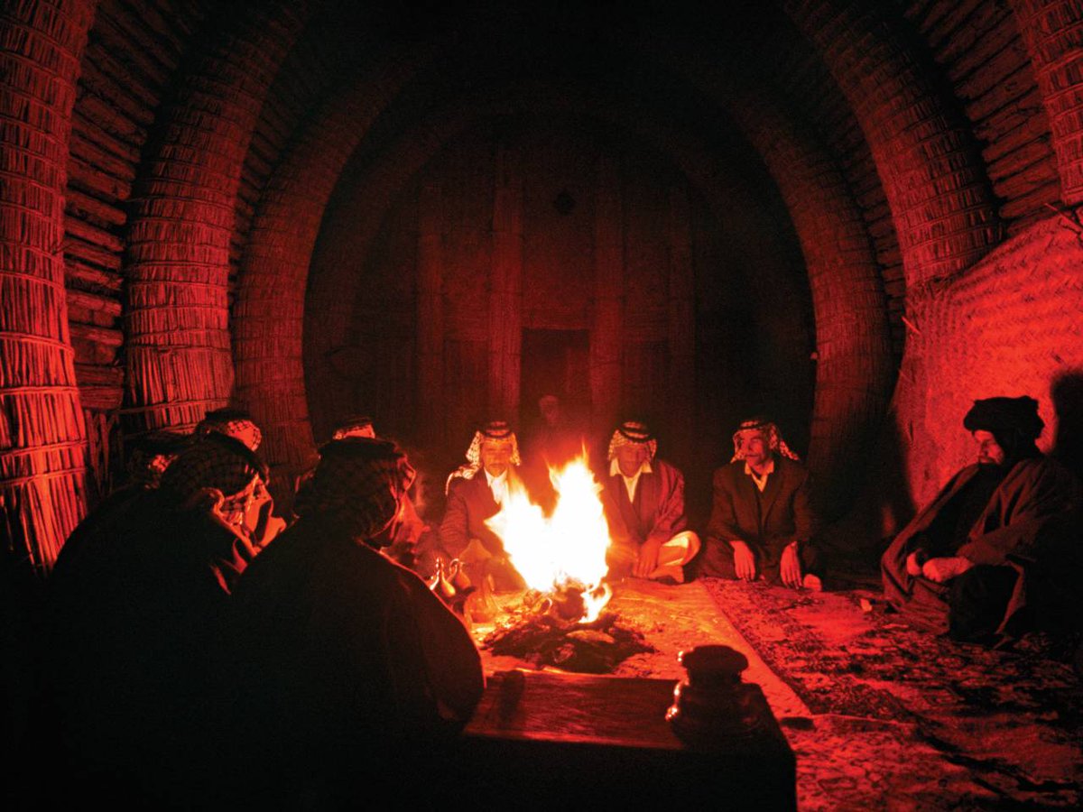 menavisualss's tweet image. 🇮🇶 Marsh Arabs living in a traditional Mudhif house in southern Iraq, 1965.