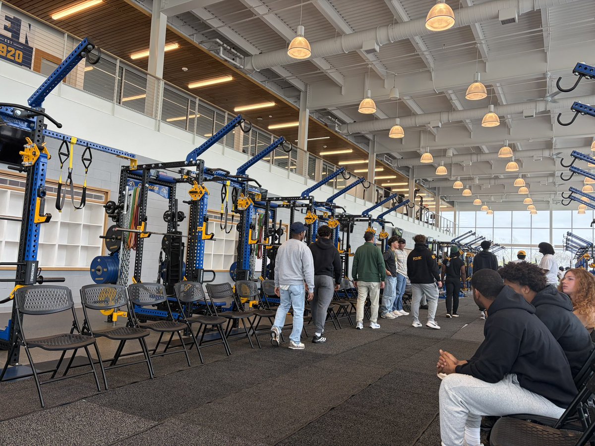 Alex_Ji's tweet photo. Had a great time at university of New Haven’s spring game. Thank you @Mazon_walker99 @CoachNickRemo @CoachJZamot @UNewHavenFB @GHS_Gridiron @JuiceWa45 @BigFaceSportss https://t.co/NGhyTfejFt