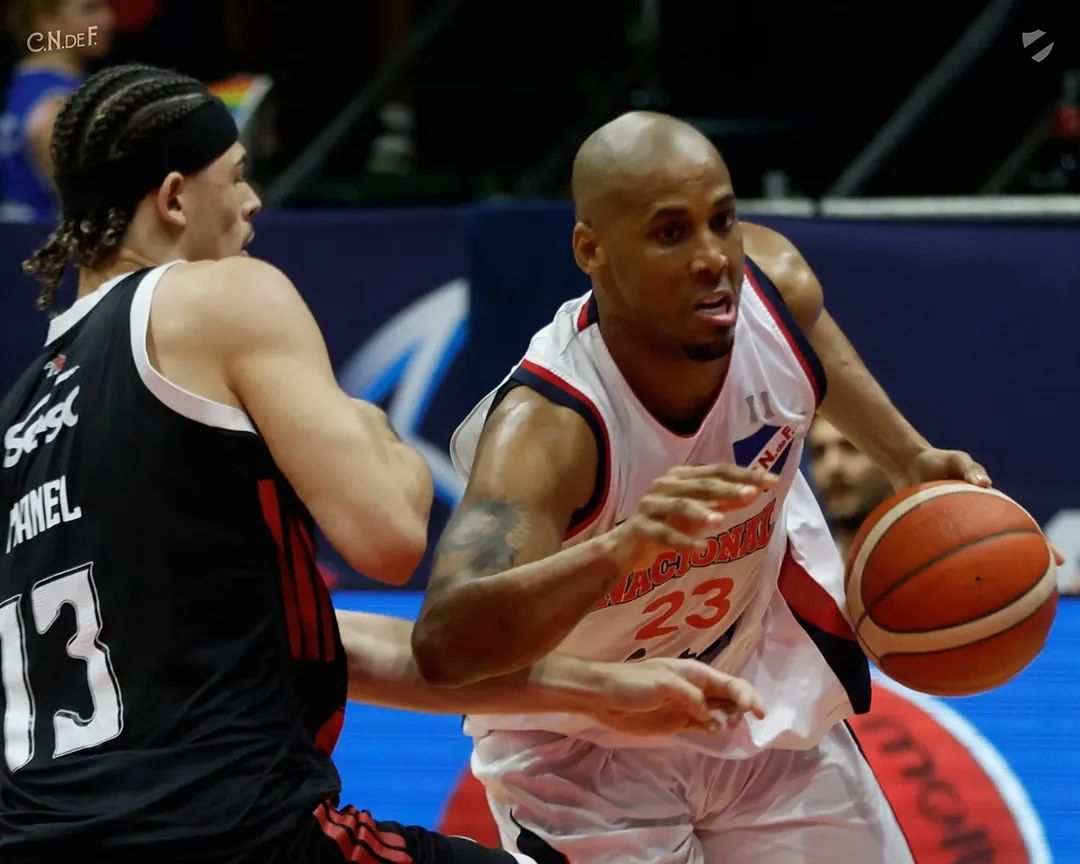 HugoEMassa26860's tweet photo. ¡𝗚𝗔𝗡𝗢́ 𝗡𝗔𝗖𝗜𝗢𝗡𝗔𝗟! 
#Nacional 9️⃣4️⃣ - 6️⃣5️⃣ Flamengo
@CNdeFbasketball es #Bronce en la @BCLAmericas

#Orgulloso de #MiEquipo
#DeNacionalSiempre
#DeNacionalEnTodo
#MismoEscudoMismaPasion 
🏀🔴⚪️🔵🏀 https://t.co/wBwomm3gGZ