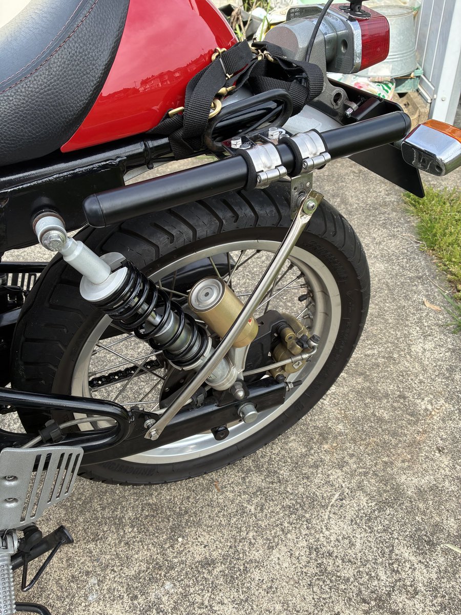 ax1super's tweet photo. ステーを作って取り付けてみた。とりあえず車体に干渉してる所はないけど、走ってみないとわからない…。
#コンチネンタルGT535
#ロイヤルエンフィールド
#tripmachine https://t.co/If07NGbAk9