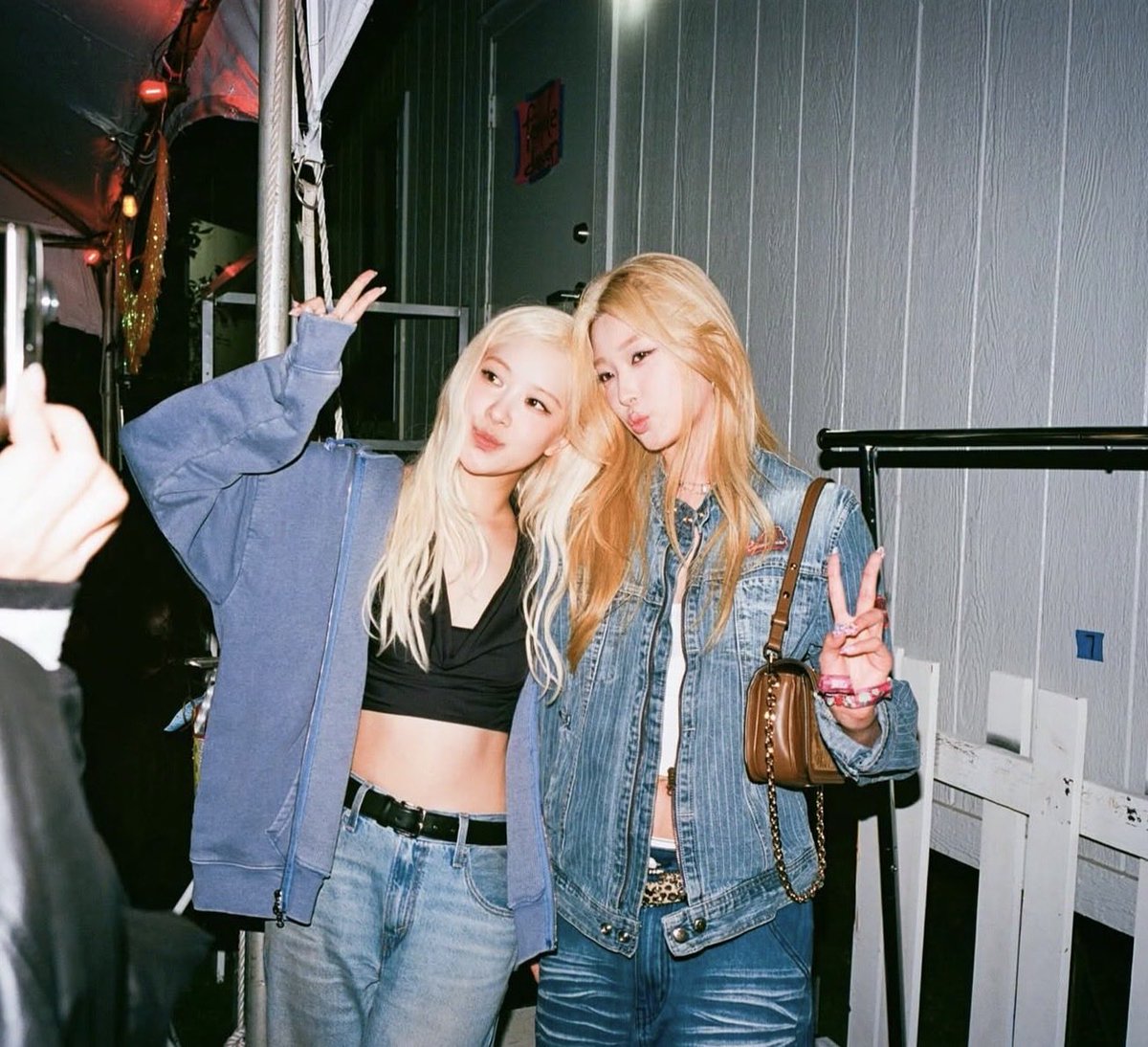 KATSEYEar's tweet photo. ¡HERMOSAS! Yoonchae junto a Rosé de BLACKPINK 🩷 https://t.co/93Vlu6AlD1