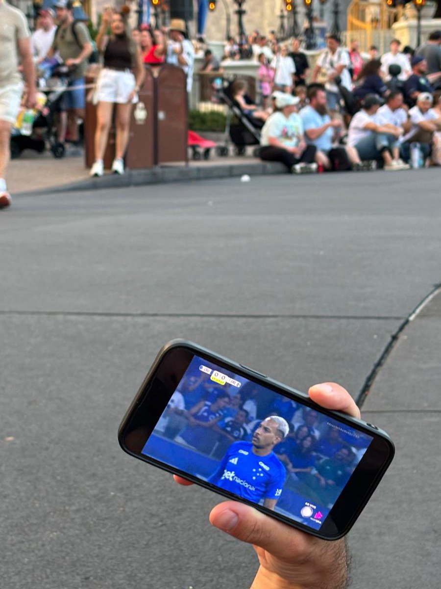 Sundaytakesonly's tweet photo. @Cruzeiro Precisando da magia da Disney pra ganhar hoje… https://t.co/gXQ03GgV5o