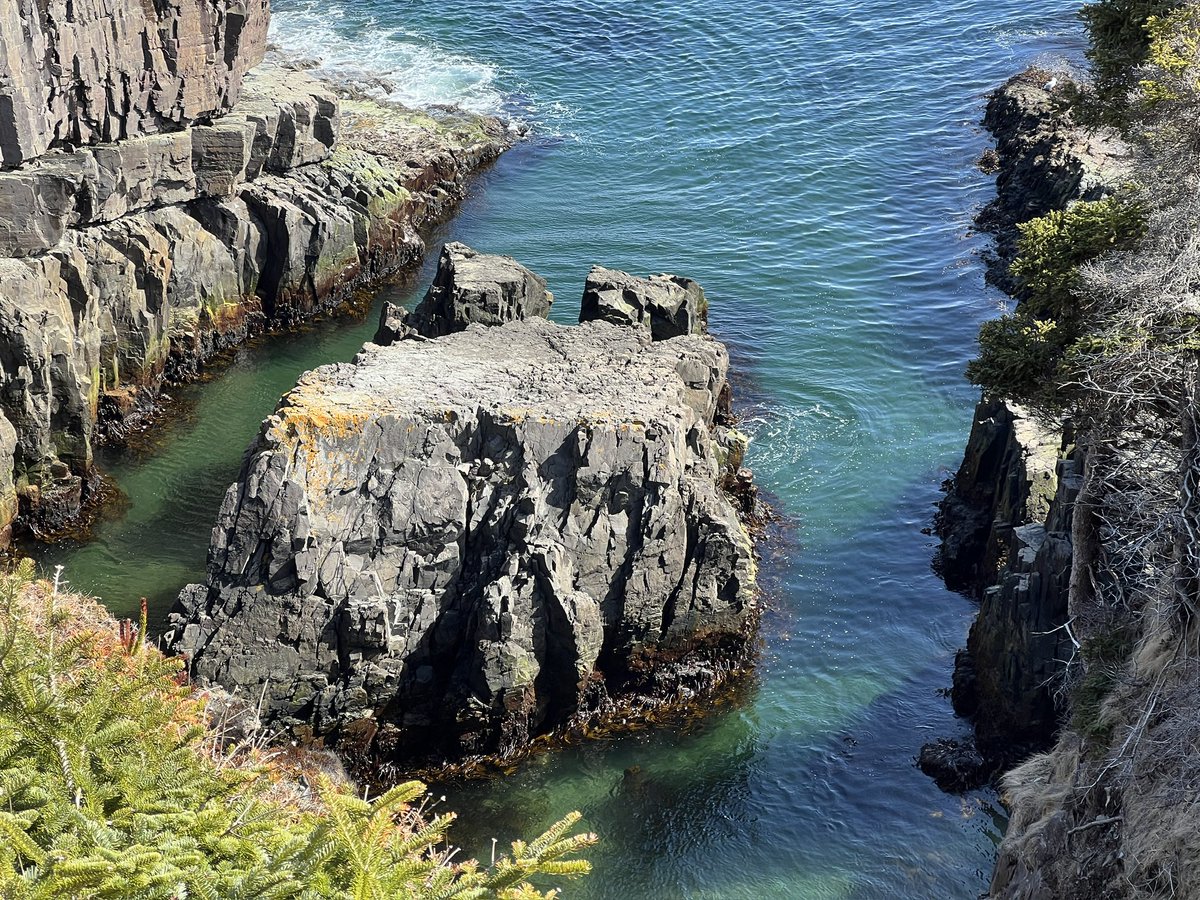 CathyLMann's tweet photo. What a day for a hike! #spoutpath https://t.co/CibBy78H8D