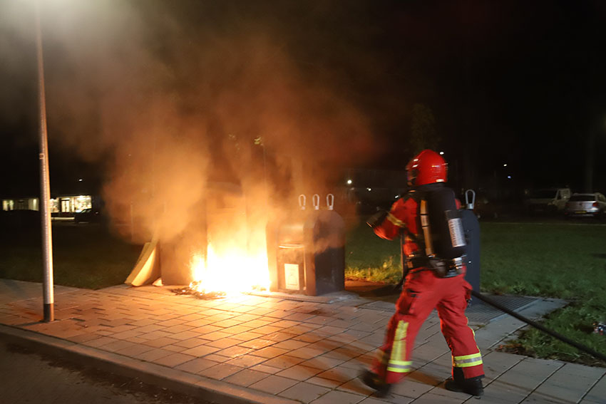 Buitenbrand tussen containers snel geblust in Hoogezand