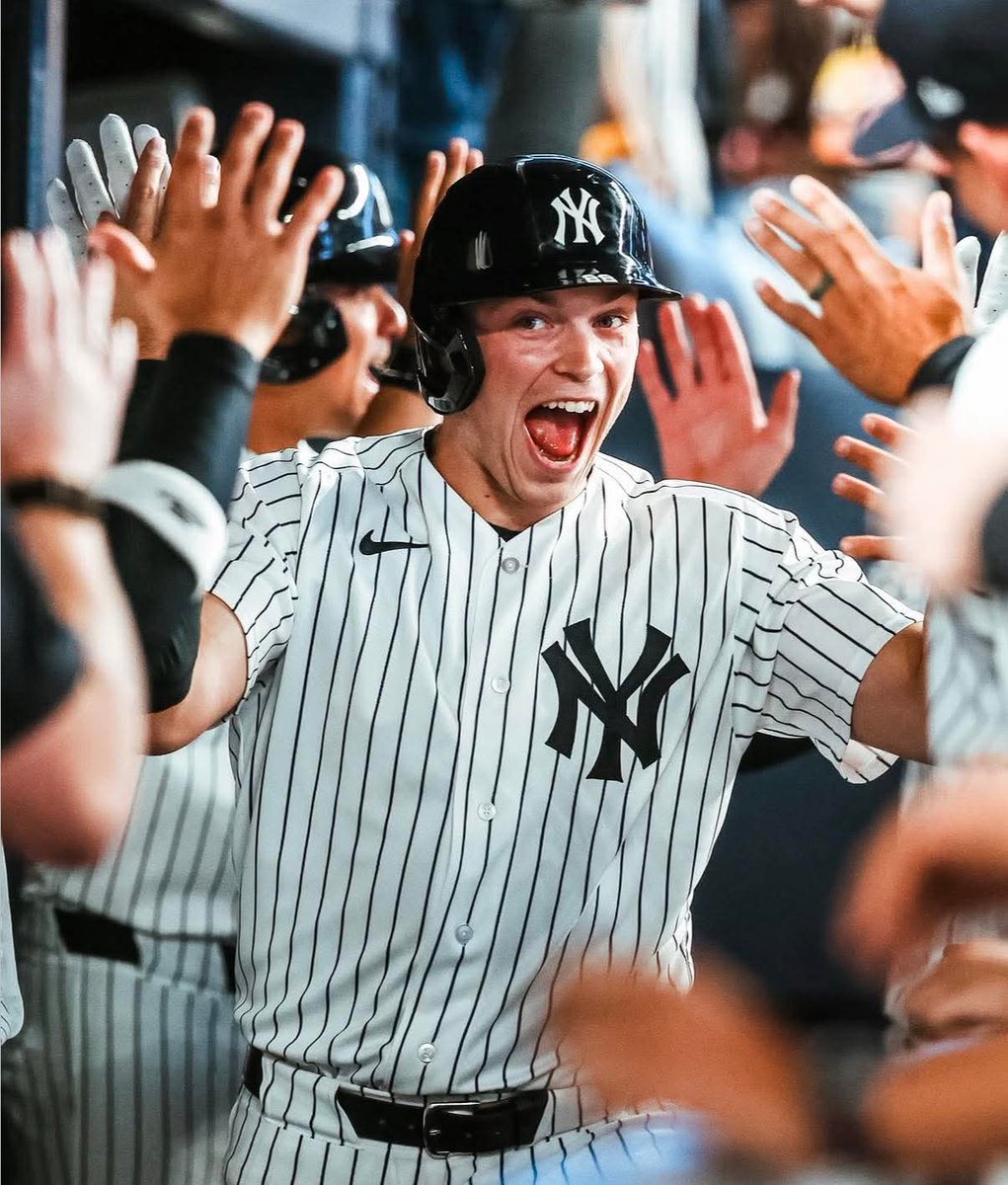 GrandSlamMLB's tweet image. Ben Rice ha tenido un arranque explosivo. Está bateando alrededor de .350+ con OPS superior a 1.200, combinando poder y disciplina.
Además, ha sido productor clave de carreras dentro del lineup, incluso liderando al equipo en RBIs en el inicio. 
#BenRice #Yankees