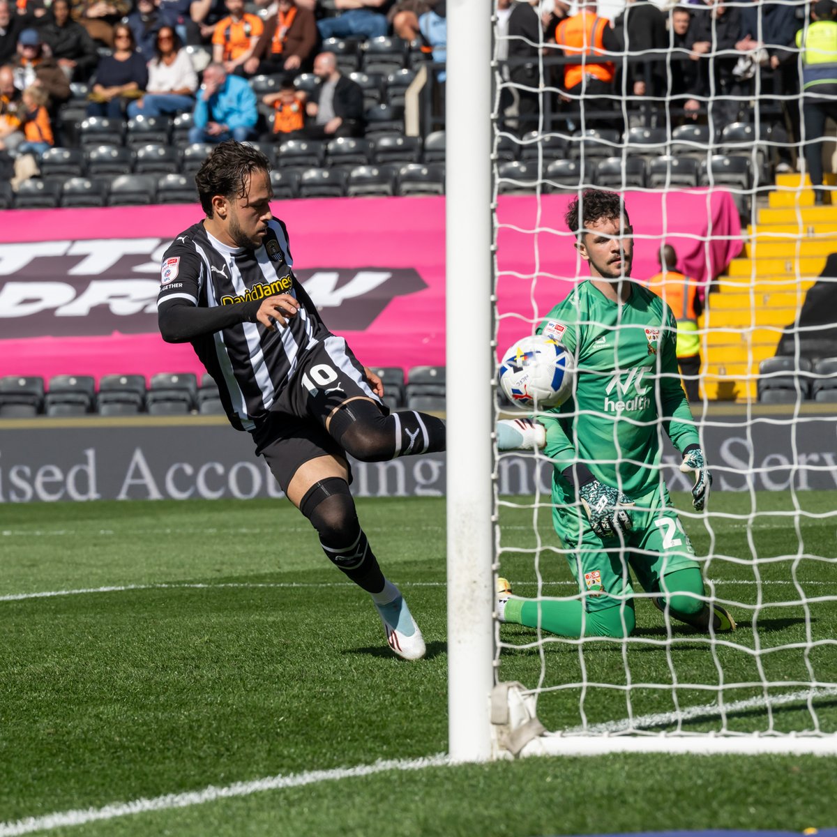 ChudPhoto's tweet photo. First back-to-back losses for the first time since mid-August as @Official_NCFC lose 2-1 at home to @BarnetFC in @EFL League Two

Match photos available here: 
https://t.co/k3vDkHAu52

Images © Chud Photography &amp; may not be used without permission https://t.co/xh44PIgOI4