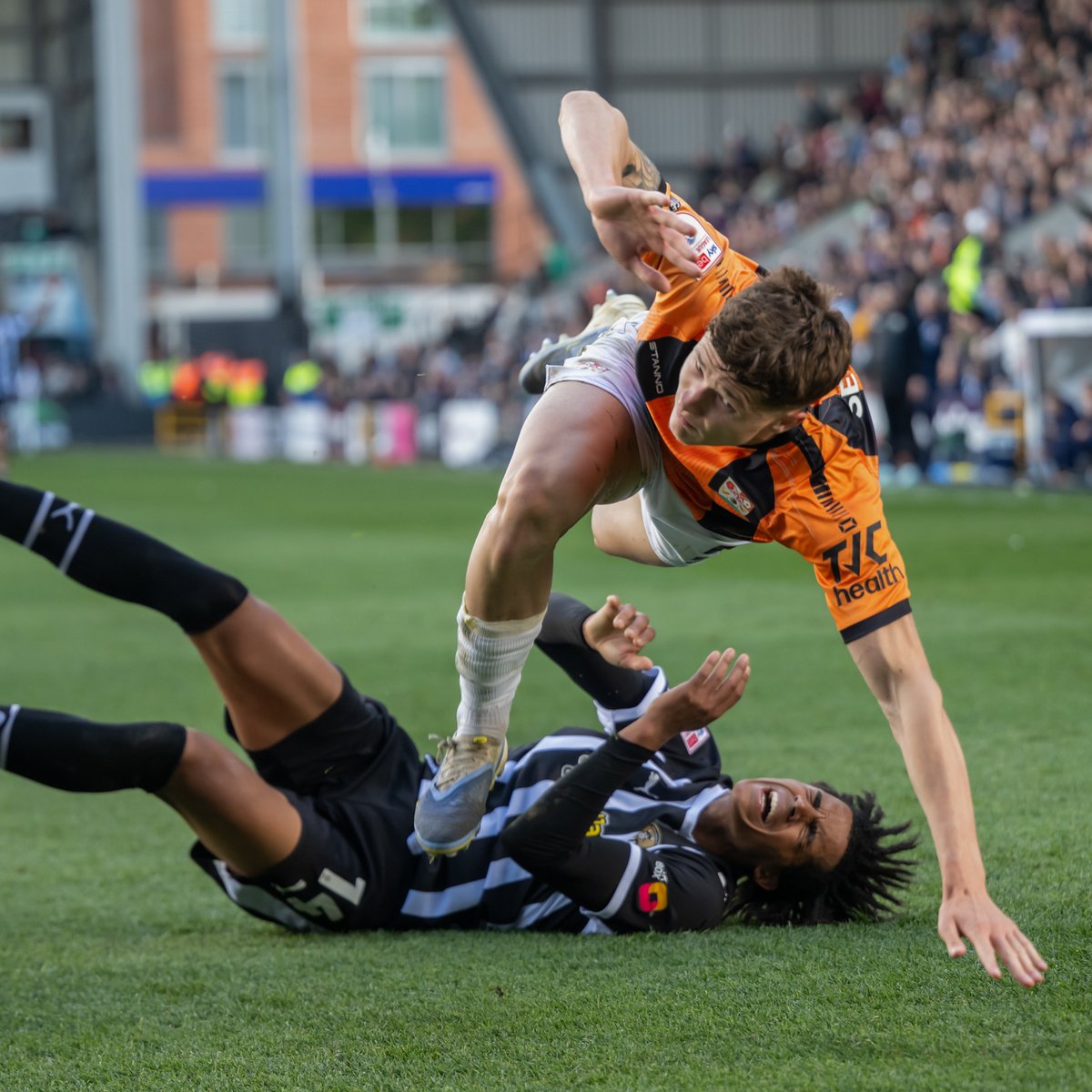 ChudPhoto's tweet photo. First back-to-back losses for the first time since mid-August as @Official_NCFC lose 2-1 at home to @BarnetFC in @EFL League Two

Match photos available here: 
https://t.co/k3vDkHAu52

Images © Chud Photography &amp; may not be used without permission https://t.co/xh44PIgOI4