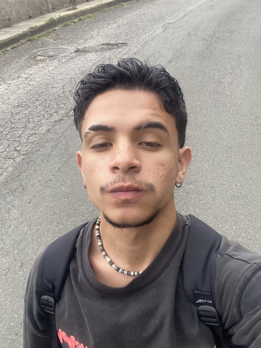 cargo un maldito piquete que hasta mi ex me anda picando torta por dm