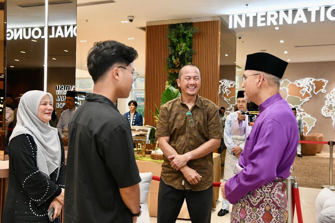 MohdShukriYajid's tweet photo. Delighted to present the new recipients of the Yayasan MSU Scholarship with their offer letters, in conjunction with the launch of the MSU Engage office. Congratulations to all students, and best wishes for a meaningful and successful journey at @MSUMalaysia. @EnrolmentMsu https://t.co/KD4erTHgCk