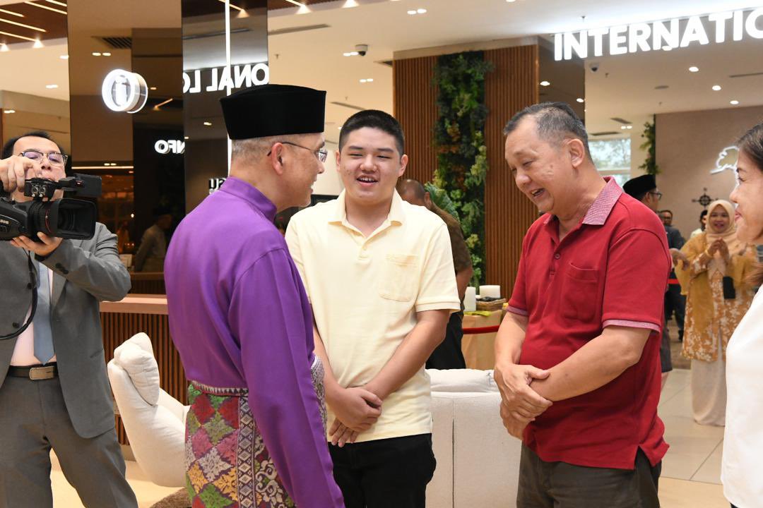 MohdShukriYajid's tweet photo. Delighted to present the new recipients of the Yayasan MSU Scholarship with their offer letters, in conjunction with the launch of the MSU Engage office. Congratulations to all students, and best wishes for a meaningful and successful journey at @MSUMalaysia. @EnrolmentMsu https://t.co/KD4erTHgCk