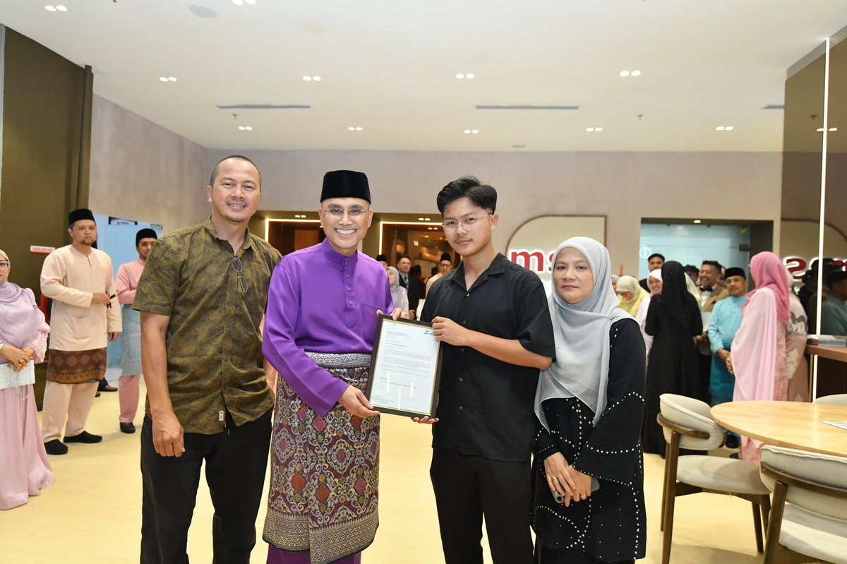 MohdShukriYajid's tweet photo. Delighted to present the new recipients of the Yayasan MSU Scholarship with their offer letters, in conjunction with the launch of the MSU Engage office. Congratulations to all students, and best wishes for a meaningful and successful journey at @MSUMalaysia. @EnrolmentMsu https://t.co/KD4erTHgCk