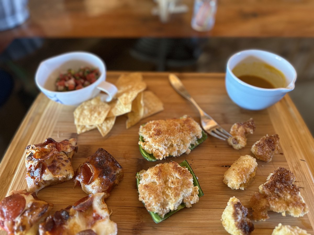 IDBDBYTES's tweet image. What’s happening Saturday.   Afternoon brunch is what is happening. #Homemade pico. #Fresh deep crust pizza. Some local goat cheese #pepper poppers.  And #panko nuggets in panko with #honey mustard.