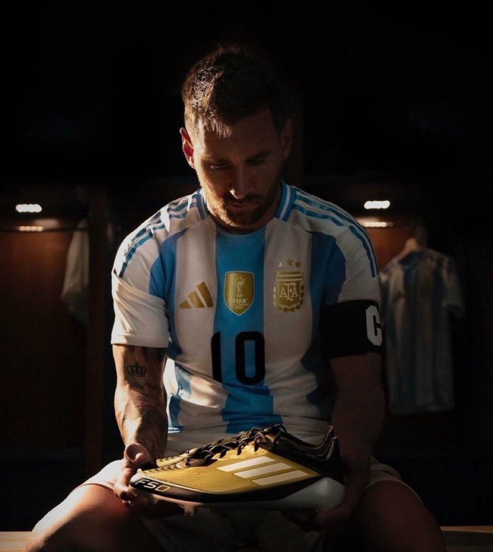 icaromessii's tweet photo. 905 gols na carreira.

Faltam 95.

Melhor jogador da história desse esporte chamado futebol. Lionel Messi 🐐 https://t.co/4EUGNtIYX1