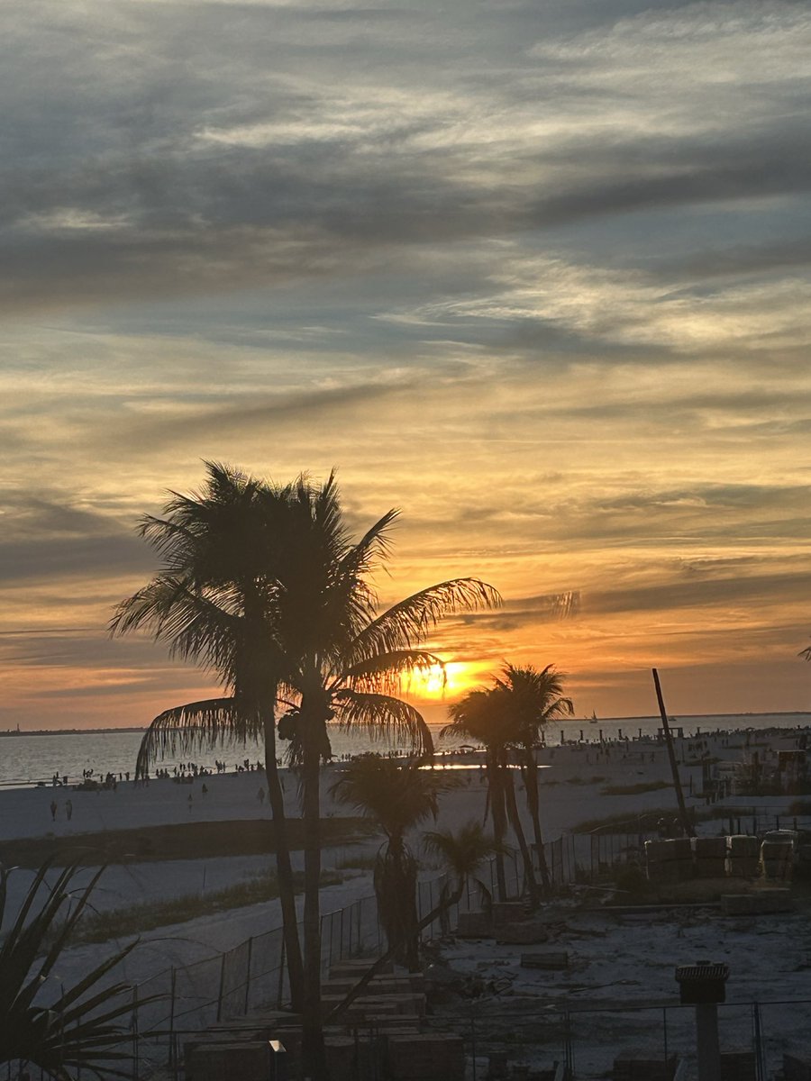sillsssf's tweet photo. @spann @TaylorSaralloWX Ft Myers Beach sunset https://t.co/hWfw4CrZrR