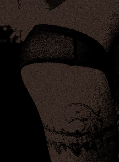 " The woman in jeopardy " -, an allegory of vulnerability, but not a naive one. photographed by S. Yckvanòv.