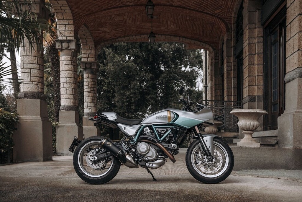 RoadDirtTV's tweet image. The steel trellis frame hearkens back to the 1973 SS Desmo street bike, while the paint scheme and livery pay homage to the 1972 Imola-winning 750 Desmo.

Read more 👉 lttr.ai/AqQrW

#Ridelife #Roaddirt #Ducati