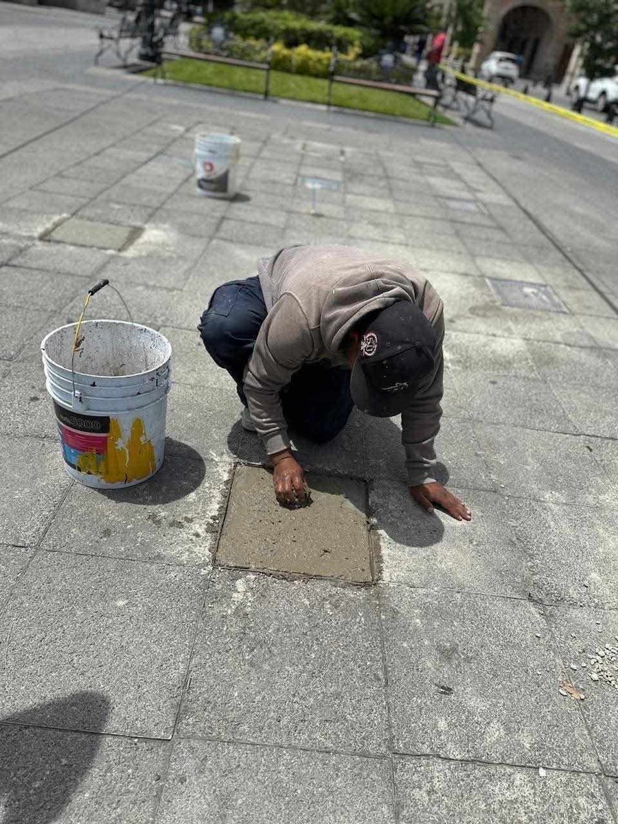RazaCero's tweet image. #DenunciaCiudadana || Crece la inconformidad ciudadana con @Minka_hdez, la gerente del Centro Histórico de la ciudad de #Durango:

"¿Cómo es posible que donde faltan luminarias empotradas en el piso en las banquetas y plazas del centro, en lugar de reponerlas las estén rellenando
