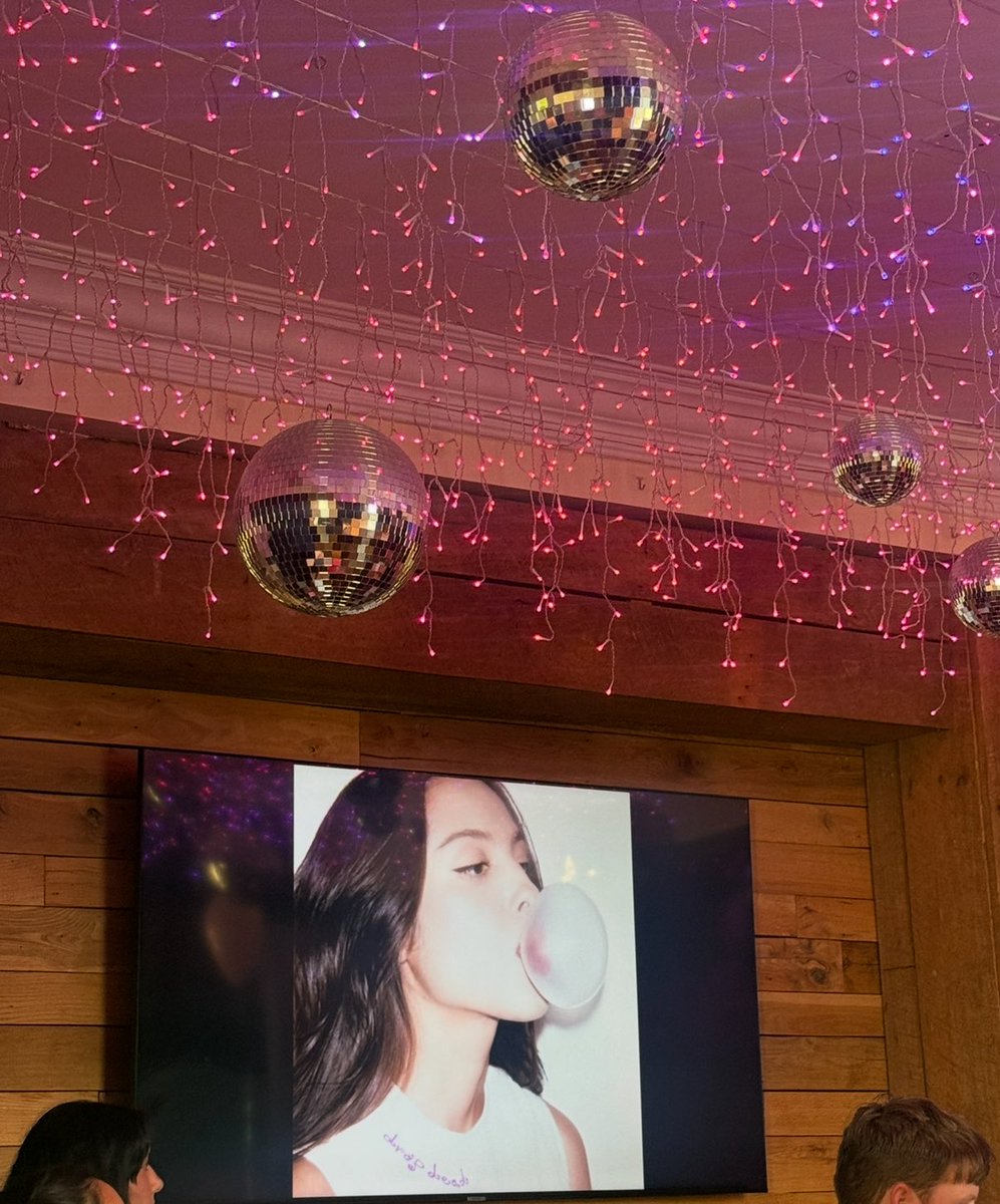 lizzie ✪ tweet media