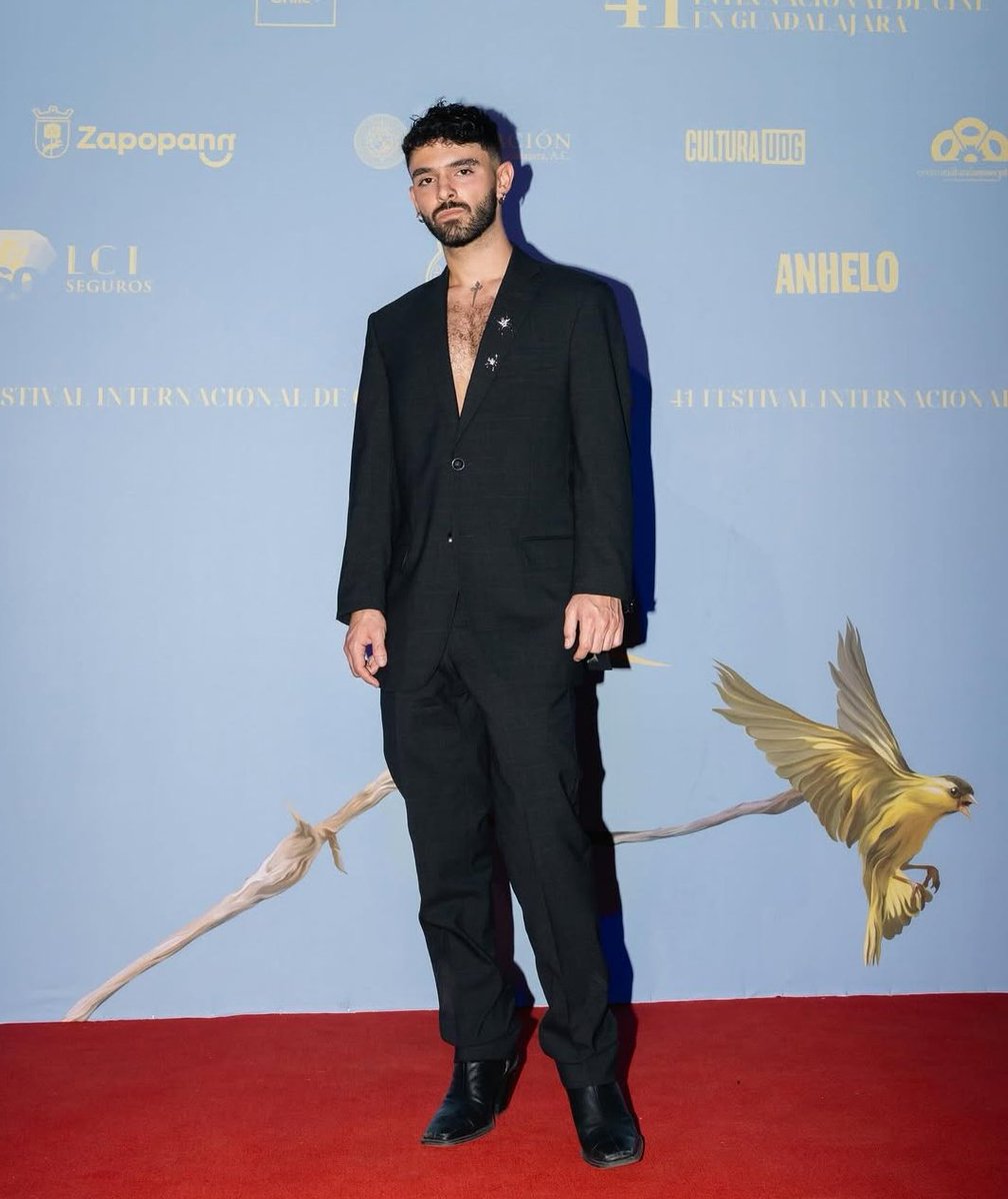 El look de Joaquin incluyó un traje de Buccelli y 2 pines araña de Pedro Perez Filoteo 🕷️🕷️✨ #Joaquinbondoni
