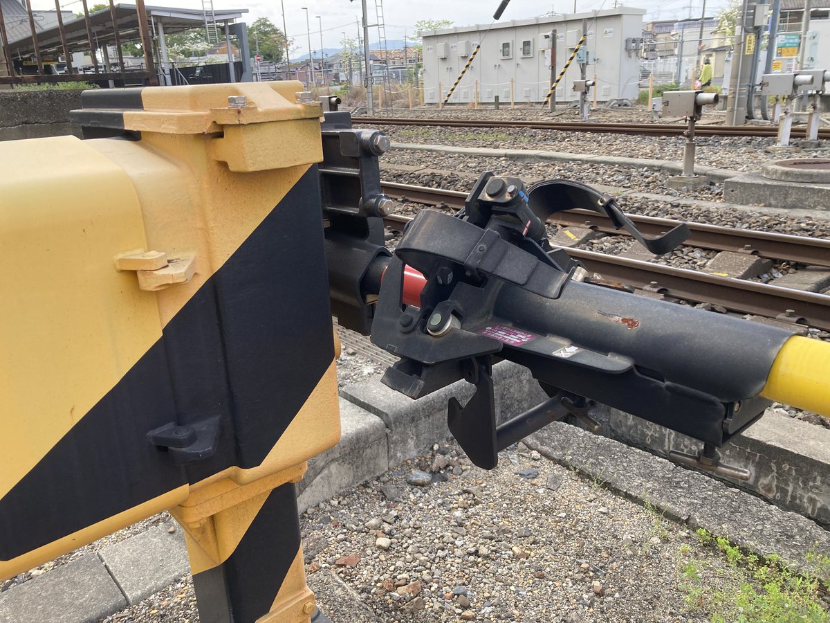 yabaitrooper's tweet photo. 遮断機の根本ってかっこいいな https://t.co/0dG5NGkxtr