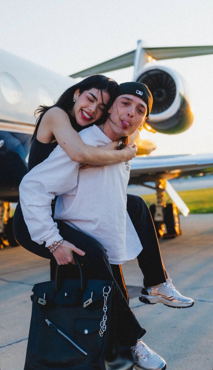 A Peso Pluma lo ven solo por más de tres dias y ya se inventan que esta soltero, esta cabron el trauma que nos dejó.