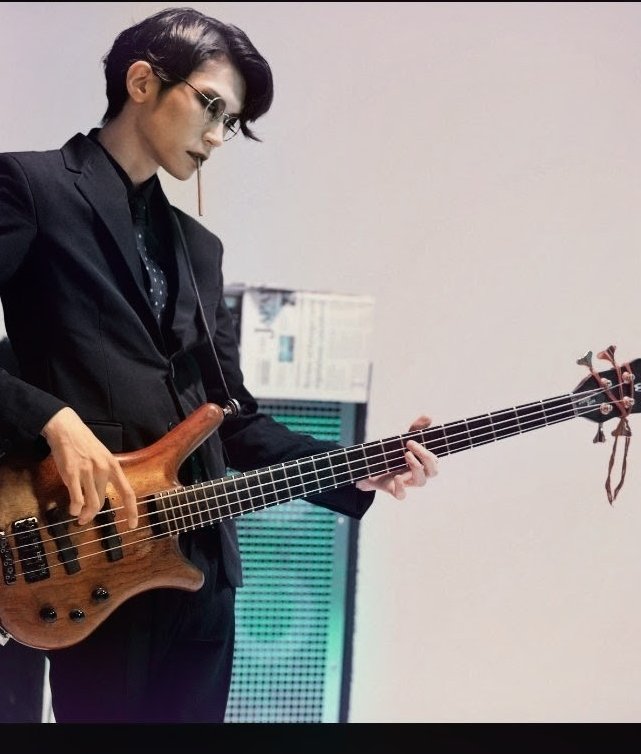 gakokin's tweet image. #無言でヘッドを晒す見た人もやる
【warwickのベース】
木目が綺麗で小ぶりだけど、ボディとネックの長さの比率が美しい。
AmAmpベーシスト矢沢もとはるさんのベースです
@yazawa_motoharu 
(公式Xより)
＃矢沢もとはる
＃warwick ＃ベーシスト