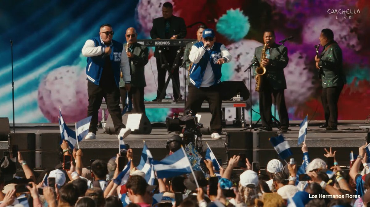 elsalvador's tweet image. #DiarioESCoachella | Los Hermanos Flores sorprendieron este sábado en el Outdoor Theatre con su show e invitado especial: el grupo @CrookedStilo, dueto de rap radicado en #LosÁngeles.