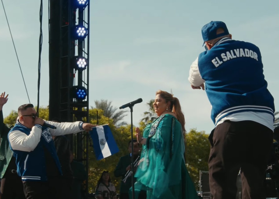 elsalvador's tweet image. #DiarioESCoachella | Los Hermanos Flores sorprendieron este sábado en el Outdoor Theatre con su show e invitado especial: el grupo @CrookedStilo, dueto de rap radicado en #LosÁngeles.