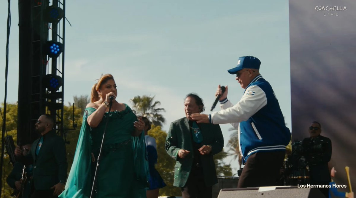 elsalvador's tweet image. #DiarioESCoachella | Los Hermanos Flores sorprendieron este sábado en el Outdoor Theatre con su show e invitado especial: el grupo @CrookedStilo, dueto de rap radicado en #LosÁngeles.