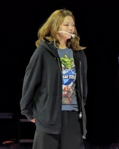 Kemarin tampil cantik angun dengan hair extension. Sekarang balik ke setelan jeongie yang lucu dan mengemaskan dipadukan kaos karakter superhero favoritnya 😂🤏 my jeongie wongie bayik  0.3 super cute 😂💚
#JEONGYEON #정연 #ジョンヨン #定延 #KakJeongyeon