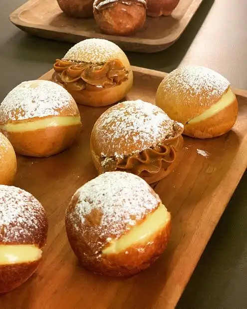 Gazzem_'s tweet photo. @_tinaVT due to the large influx of german colonists throughout history in my country we have "berlines" which is our adaptation of the original recipe, we use manjar (dulce de leche) as well as custard, they're a nation-wide beloved pastry https://t.co/4iJWh8XG7V